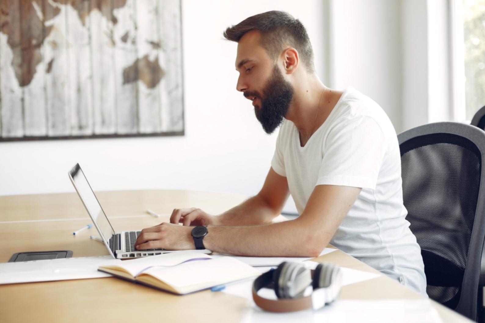 Personne analysant des graphiques financiers comparatifs sur plusieurs écrans