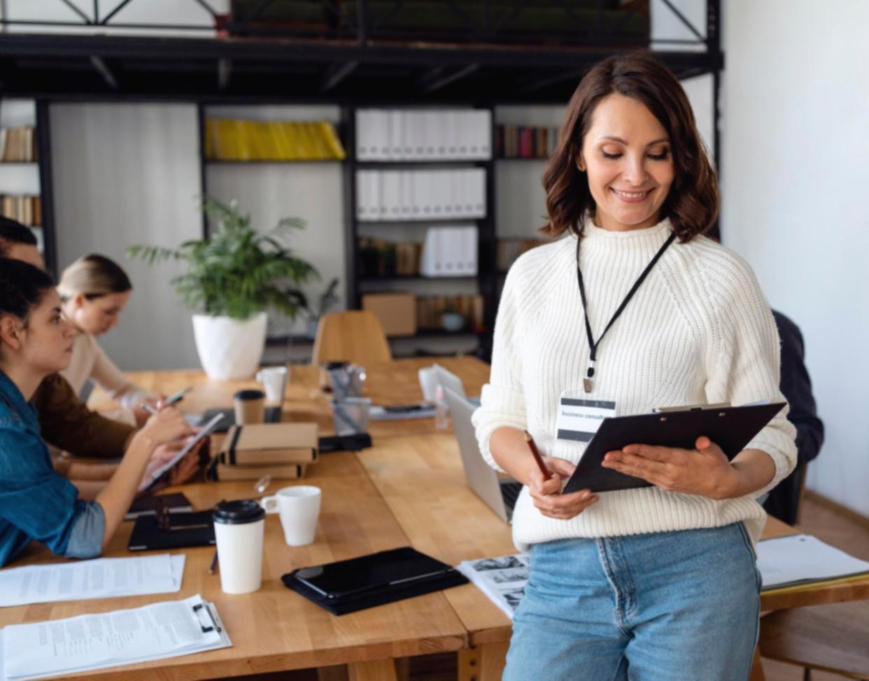 Équipe pédagogique en session de travail sur les programmes de formation
